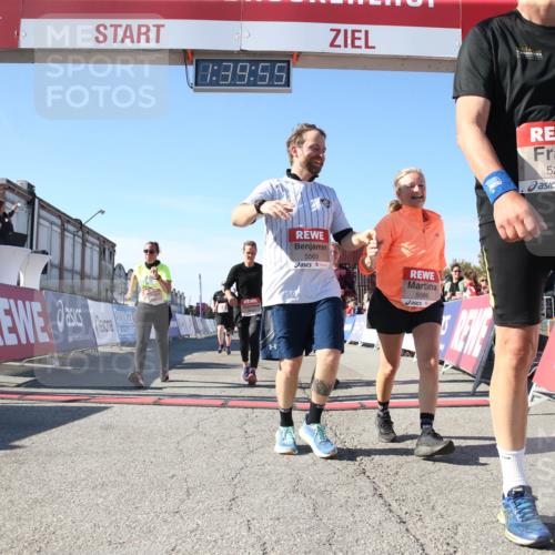 03.10.2025 - Köhlbrandbrückenlauf Jannik Wohlers http://msf.ph/oto/9128540 03.10.2025 13:39:55 Ziel 5264, 5484, 5487, 5508, 5565, 5566, 5831, 5832, 5835, 6399, 6400, 6401, 6403, 6522 meine-sportfotos.de