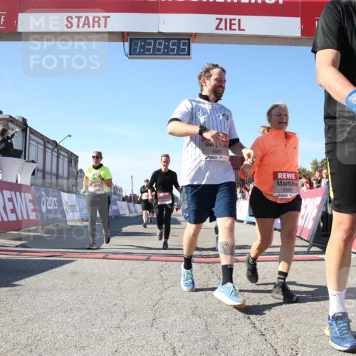 03.10.2025 - Köhlbrandbrückenlauf Jannik Wohlers http://msf.ph/oto/9128543 03.10.2025 13:39:55 Ziel 5264, 5484, 5487, 5508, 5565, 5566, 5831, 5832, 5835, 6399, 6400, 6401, 6403, 6522 meine-sportfotos.de