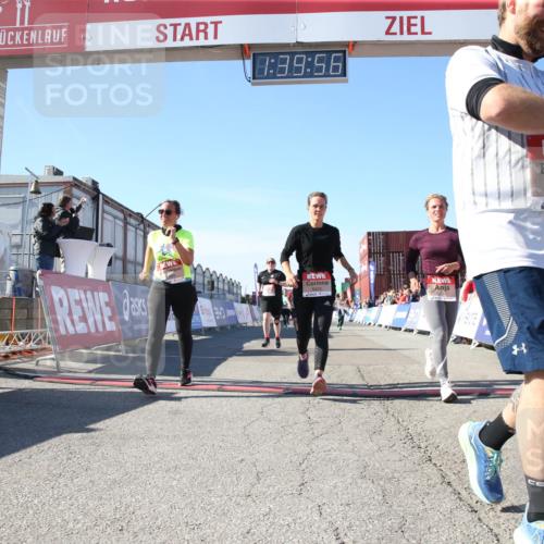 03.10.2025 - Köhlbrandbrückenlauf Jannik Wohlers http://msf.ph/oto/9128545 03.10.2025 13:39:56 Ziel 5264, 5484, 5487, 5565, 5566, 5831, 5832, 5835, 6399, 6400, 6401, 6403, 6522 meine-sportfotos.de
