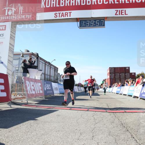 03.10.2025 - Köhlbrandbrückenlauf Jannik Wohlers http://msf.ph/oto/9128565 03.10.2025 13:39:58 Ziel 5264, 5484, 5487, 5565, 5566, 5831, 5832, 5835, 6399, 6400, 6401, 6403, 6522 meine-sportfotos.de