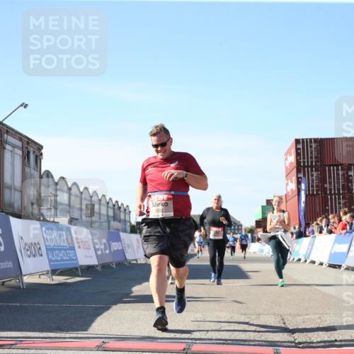 03.10.2025 - Köhlbrandbrückenlauf Jannik Wohlers http://msf.ph/oto/9128572 03.10.2025 13:39:59 Ziel 5264, 5484, 5487, 5565, 5566, 5831, 5832, 5835, 6399, 6400, 6401, 6403, 6522 meine-sportfotos.de