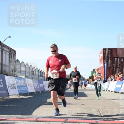 03.10.2025 - Köhlbrandbrückenlauf Jannik Wohlers http://msf.ph/oto/9128575 03.10.2025 13:40:00 Ziel 5264, 5484, 5487, 5565, 5566, 5831, 5832, 5835, 6399, 6400, 6401, 6403, 6522 meine-sportfotos.de