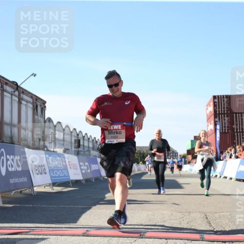 03.10.2025 - Köhlbrandbrückenlauf Jannik Wohlers http://msf.ph/oto/9128578 03.10.2025 13:40:00 Ziel 5264, 5484, 5487, 5565, 5566, 5831, 5832, 5835, 6399, 6400, 6401, 6403, 6522 meine-sportfotos.de