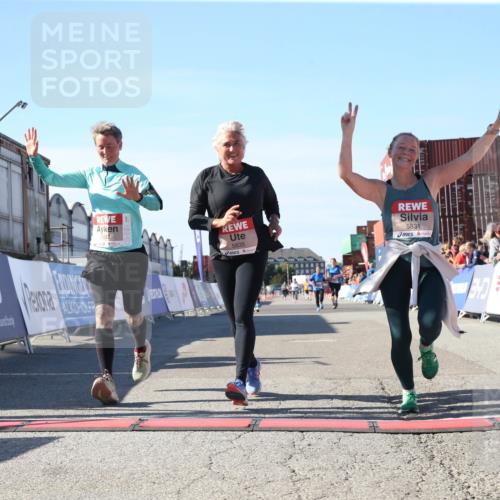 03.10.2025 - Köhlbrandbrückenlauf Jannik Wohlers http://msf.ph/oto/9128596 03.10.2025 13:40:02 Ziel 5484, 5487, 5565, 5566, 5831, 5832, 5835, 5990, 6399, 6400, 6401, 6403, 6522 meine-sportfotos.de