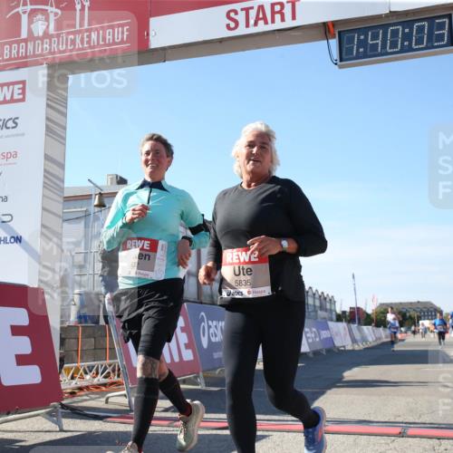 03.10.2025 - Köhlbrandbrückenlauf Jannik Wohlers http://msf.ph/oto/9128608 03.10.2025 13:40:03 Ziel 5252, 5484, 5487, 5565, 5566, 5831, 5832, 5835, 5990, 6109, 6401, 6403, 6522 meine-sportfotos.de