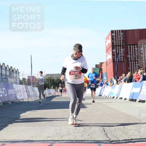03.10.2025 - Köhlbrandbrückenlauf Jannik Wohlers http://msf.ph/oto/9128649 03.10.2025 13:40:24 Ziel 5270, 5613, 6245, 6278, 6284 meine-sportfotos.de