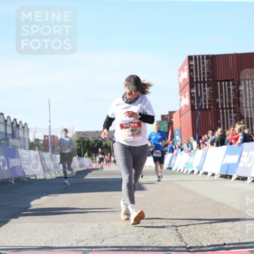 03.10.2025 - Köhlbrandbrückenlauf Jannik Wohlers http://msf.ph/oto/9128650 03.10.2025 13:40:24 Ziel 5270, 5613, 6245, 6278, 6284 meine-sportfotos.de