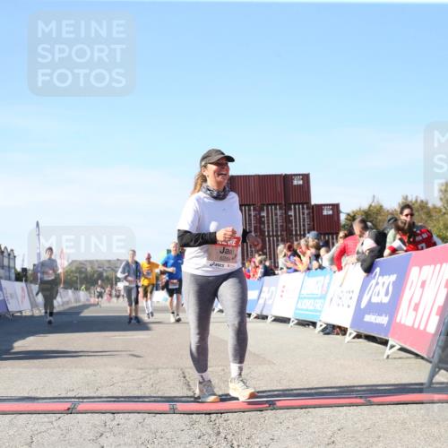 03.10.2025 - Köhlbrandbrückenlauf Jannik Wohlers http://msf.ph/oto/9128651 03.10.2025 13:40:25 Ziel 5270, 5613, 6245, 6278, 6284 meine-sportfotos.de