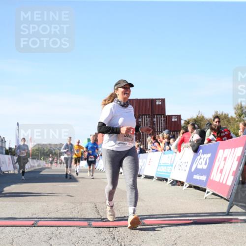 03.10.2025 - Köhlbrandbrückenlauf Jannik Wohlers http://msf.ph/oto/9128653 03.10.2025 13:40:25 Ziel 5270, 5613, 6245, 6278, 6284 meine-sportfotos.de