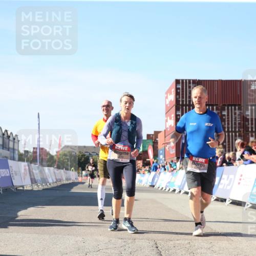 03.10.2025 - Köhlbrandbrückenlauf Jannik Wohlers http://msf.ph/oto/9128670 03.10.2025 13:40:29 Ziel 5270, 5613, 6245, 6278, 6284 meine-sportfotos.de