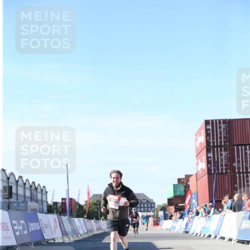 03.10.2025 - Köhlbrandbrückenlauf Jannik Wohlers http://msf.ph/oto/9128689 03.10.2025 13:40:39 Ziel 5270, 5558, 5613, 6245, 6278 meine-sportfotos.de