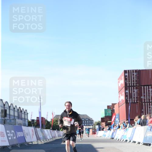 03.10.2025 - Köhlbrandbrückenlauf Jannik Wohlers http://msf.ph/oto/9128690 03.10.2025 13:40:39 Ziel 5270, 5558, 5613, 6245, 6278 meine-sportfotos.de