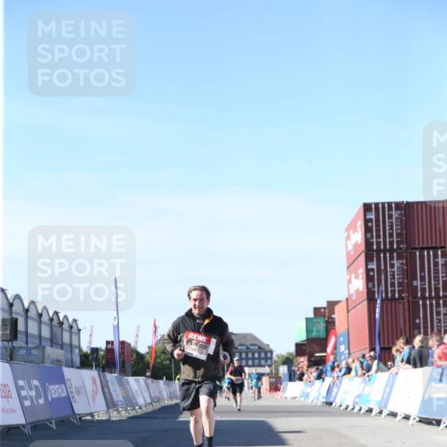 03.10.2025 - Köhlbrandbrückenlauf Jannik Wohlers http://msf.ph/oto/9128691 03.10.2025 13:40:39 Ziel 5270, 5558, 5613, 6245, 6278 meine-sportfotos.de