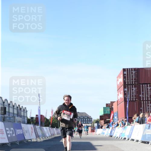 03.10.2025 - Köhlbrandbrückenlauf Jannik Wohlers http://msf.ph/oto/9128695 03.10.2025 13:40:40 Ziel 5270, 5558, 6245, 6278 meine-sportfotos.de