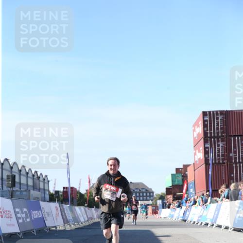 03.10.2025 - Köhlbrandbrückenlauf Jannik Wohlers http://msf.ph/oto/9128697 03.10.2025 13:40:40 Ziel 5270, 5558, 6245, 6278 meine-sportfotos.de