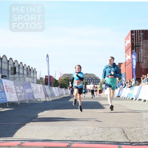 03.10.2025 - Köhlbrandbrückenlauf Jannik Wohlers http://msf.ph/oto/9128775 03.10.2025 13:40:53 Ziel 5495, 5496, 6134, 6135 meine-sportfotos.de