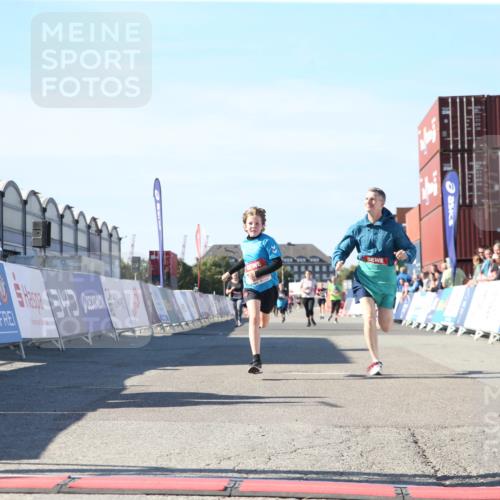 03.10.2025 - Köhlbrandbrückenlauf Jannik Wohlers http://msf.ph/oto/9128777 03.10.2025 13:40:53 Ziel 5495, 5496, 6134, 6135 meine-sportfotos.de