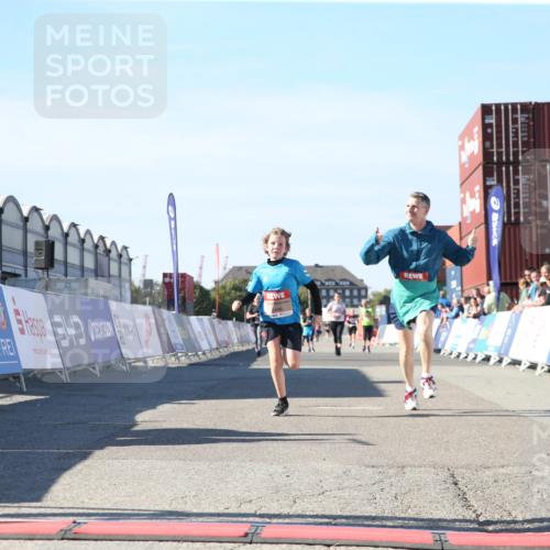 03.10.2025 - Köhlbrandbrückenlauf Jannik Wohlers http://msf.ph/oto/9128780 03.10.2025 13:40:53 Ziel 5495, 5496, 6134, 6135 meine-sportfotos.de