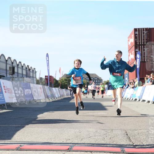 03.10.2025 - Köhlbrandbrückenlauf Jannik Wohlers http://msf.ph/oto/9128783 03.10.2025 13:40:53 Ziel 5495, 5496, 6134, 6135 meine-sportfotos.de