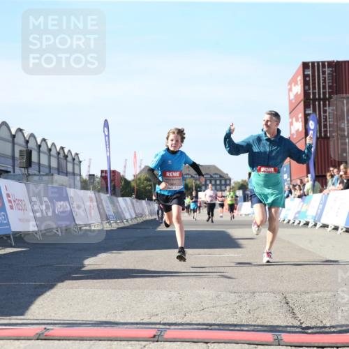 03.10.2025 - Köhlbrandbrückenlauf Jannik Wohlers http://msf.ph/oto/9128785 03.10.2025 13:40:53 Ziel 5495, 5496, 6134, 6135 meine-sportfotos.de
