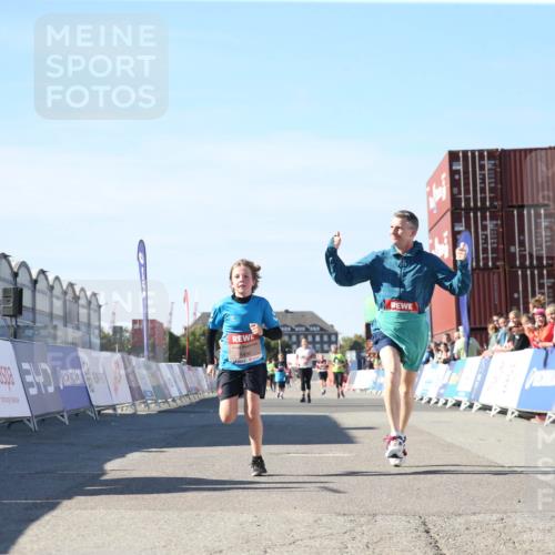 03.10.2025 - Köhlbrandbrückenlauf Jannik Wohlers http://msf.ph/oto/9128787 03.10.2025 13:40:53 Ziel 5495, 5496, 6134, 6135 meine-sportfotos.de