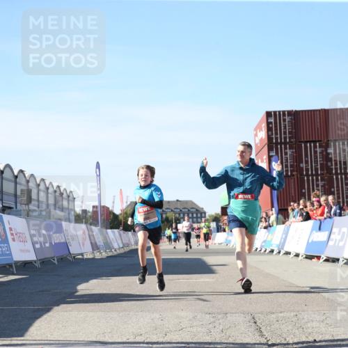 03.10.2025 - Köhlbrandbrückenlauf Jannik Wohlers http://msf.ph/oto/9128791 03.10.2025 13:40:53 Ziel 5495, 5496, 6134, 6135 meine-sportfotos.de
