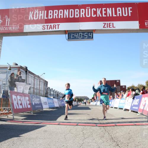 03.10.2025 - Köhlbrandbrückenlauf Jannik Wohlers http://msf.ph/oto/9128811 03.10.2025 13:40:54 Ziel 5495, 5496, 6134, 6135 meine-sportfotos.de
