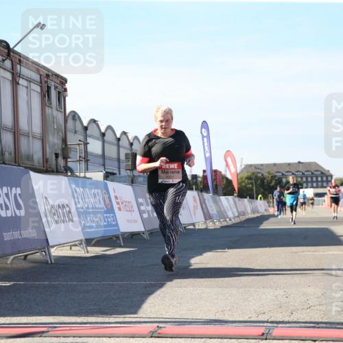 03.10.2025 - Köhlbrandbrückenlauf Jannik Wohlers http://msf.ph/oto/9128839 03.10.2025 13:41:03 Ziel 5495, 5496, 6317, 6437 meine-sportfotos.de