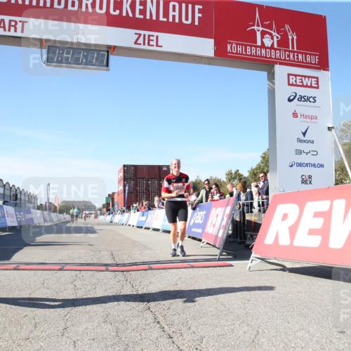 03.10.2025 - Köhlbrandbrückenlauf Jannik Wohlers http://msf.ph/oto/9128924 03.10.2025 13:41:17 Ziel 5116, 5121, 5197, 5421 meine-sportfotos.de