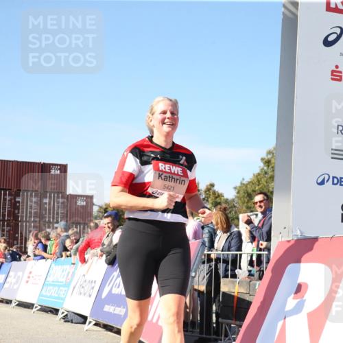03.10.2025 - Köhlbrandbrückenlauf Jannik Wohlers http://msf.ph/oto/9128930 03.10.2025 13:41:18 Ziel 5116, 5121, 5197, 5421 meine-sportfotos.de
