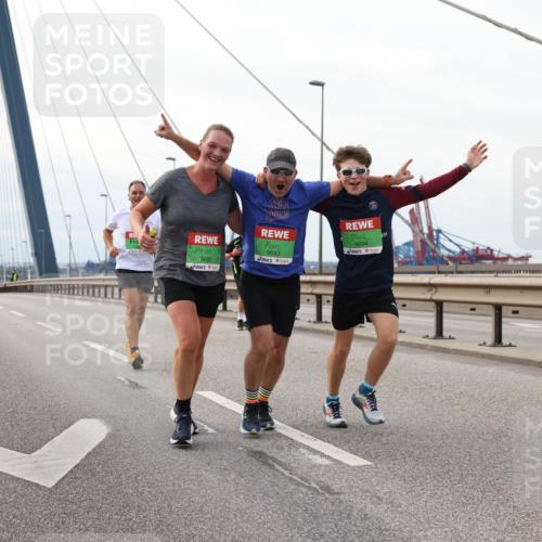 03.10.2025 - Köhlbrandbrückenlauf Lena Gebhardt http://msf.ph/oto/9128936 03.10.2025 16:03:00 Position 2 9692, 9693, 9694 meine-sportfotos.de