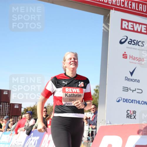 03.10.2025 - Köhlbrandbrückenlauf Jannik Wohlers http://msf.ph/oto/9128937 03.10.2025 13:41:18 Ziel 5116, 5121, 5197, 5421 meine-sportfotos.de