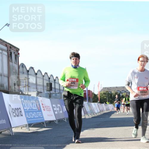 03.10.2025 - Köhlbrandbrückenlauf Jannik Wohlers http://msf.ph/oto/9128944 03.10.2025 13:41:38 Ziel 4894, 5228, 5230, 6462 meine-sportfotos.de