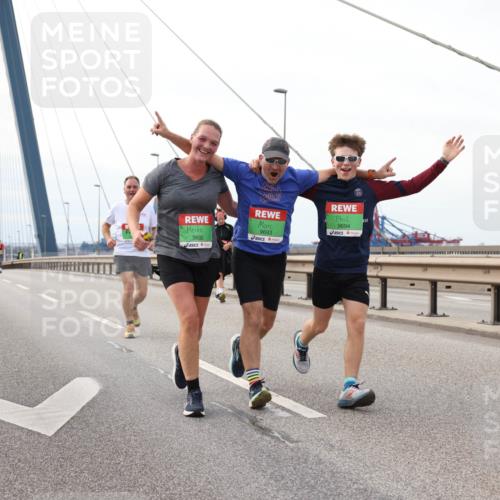 03.10.2025 - Köhlbrandbrückenlauf Lena Gebhardt http://msf.ph/oto/9128946 03.10.2025 16:03:00 Position 2 9692, 9693, 9694 meine-sportfotos.de