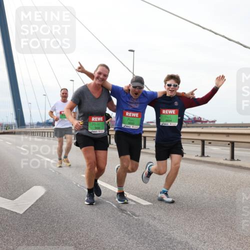 03.10.2025 - Köhlbrandbrückenlauf Lena Gebhardt http://msf.ph/oto/9128953 03.10.2025 16:03:00 Position 2 9693, 9692, 9694 meine-sportfotos.de