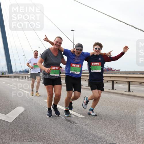 03.10.2025 - Köhlbrandbrückenlauf Lena Gebhardt http://msf.ph/oto/9128958 03.10.2025 16:03:00 Position 2 9692, 9693, 9694 meine-sportfotos.de