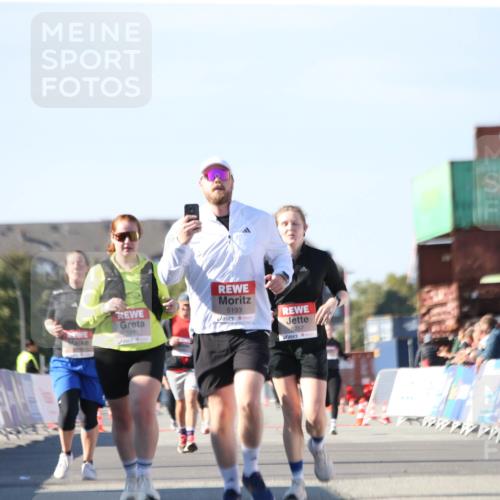 03.10.2025 - Köhlbrandbrückenlauf Jannik Wohlers http://msf.ph/oto/9128960 03.10.2025 13:41:43 Ziel 4894, 5193, 5228, 5230, 5232, 5257 meine-sportfotos.de