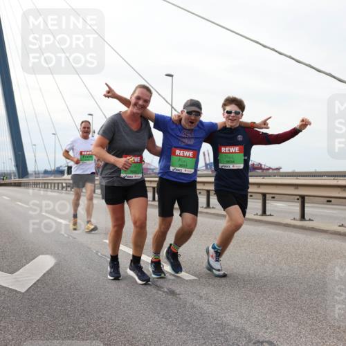 03.10.2025 - Köhlbrandbrückenlauf Lena Gebhardt http://msf.ph/oto/9128961 03.10.2025 16:03:00 Position 2 9692, 9693, 9694 meine-sportfotos.de