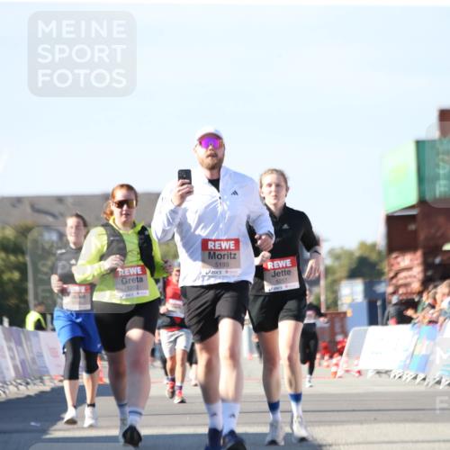 03.10.2025 - Köhlbrandbrückenlauf Jannik Wohlers http://msf.ph/oto/9128962 03.10.2025 13:41:43 Ziel 4894, 5193, 5228, 5230, 5232, 5257 meine-sportfotos.de