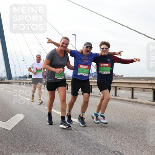 03.10.2025 - Köhlbrandbrückenlauf Lena Gebhardt http://msf.ph/oto/9128963 03.10.2025 16:03:00 Position 2 9693, 9694, 9692 meine-sportfotos.de