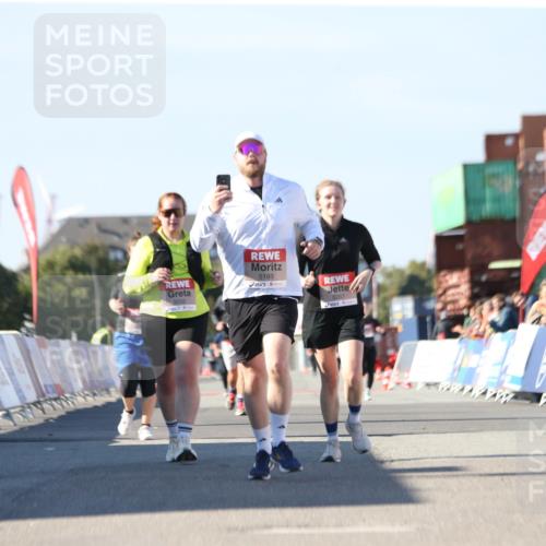03.10.2025 - Köhlbrandbrückenlauf Jannik Wohlers http://msf.ph/oto/9128964 03.10.2025 13:41:43 Ziel 4894, 5193, 5228, 5230, 5232, 5257 meine-sportfotos.de