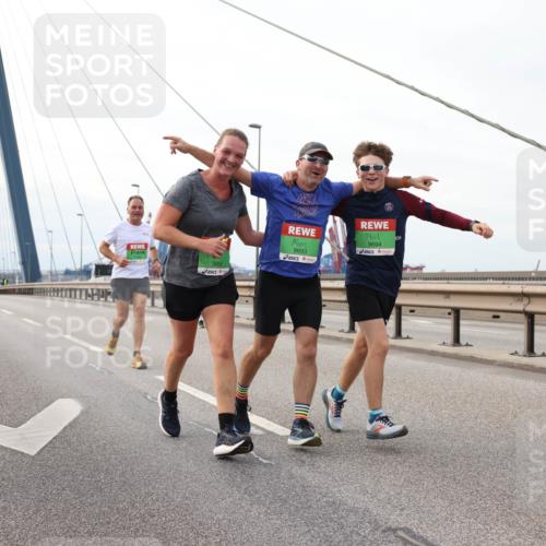 03.10.2025 - Köhlbrandbrückenlauf Lena Gebhardt http://msf.ph/oto/9128968 03.10.2025 16:03:01 Position 2 9694, 9692, 9693 meine-sportfotos.de