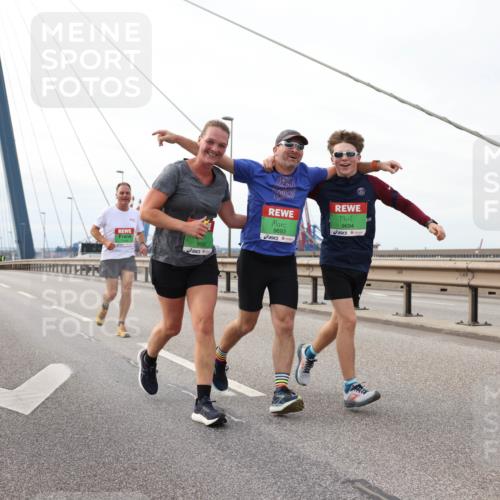03.10.2025 - Köhlbrandbrückenlauf Lena Gebhardt http://msf.ph/oto/9128970 03.10.2025 16:03:01 Position 2 9692, 9694, 9693 meine-sportfotos.de