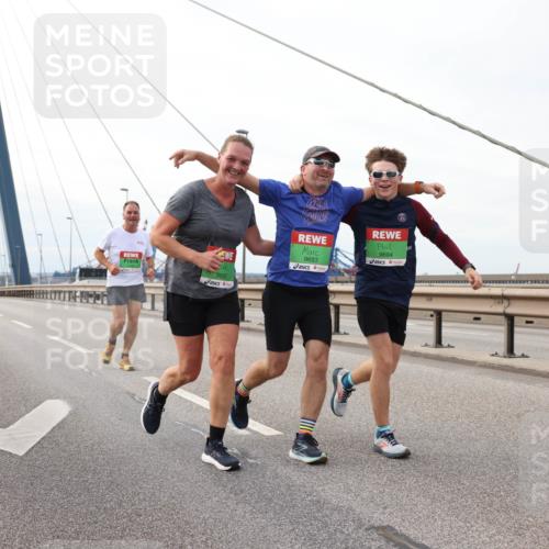 03.10.2025 - Köhlbrandbrückenlauf Lena Gebhardt http://msf.ph/oto/9128974 03.10.2025 16:03:01 Position 2 9692, 9693, 9694 meine-sportfotos.de