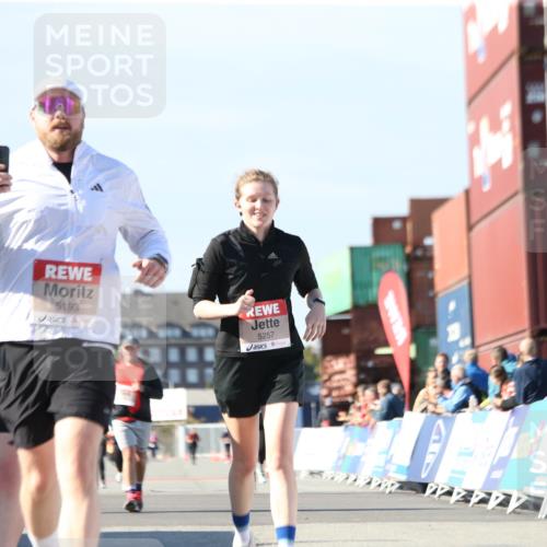 03.10.2025 - Köhlbrandbrückenlauf Jannik Wohlers http://msf.ph/oto/9128975 03.10.2025 13:41:46 Ziel 4894, 5193, 5228, 5230, 5232, 5257 meine-sportfotos.de