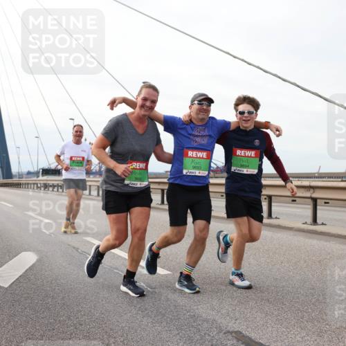 03.10.2025 - Köhlbrandbrückenlauf Lena Gebhardt http://msf.ph/oto/9128977 03.10.2025 16:03:01 Position 2 9692, 9693, 9694 meine-sportfotos.de