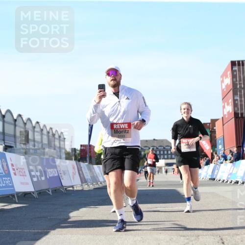 03.10.2025 - Köhlbrandbrückenlauf Jannik Wohlers http://msf.ph/oto/9128979 03.10.2025 13:41:47 Ziel 4894, 5193, 5228, 5230, 5232, 5257 meine-sportfotos.de