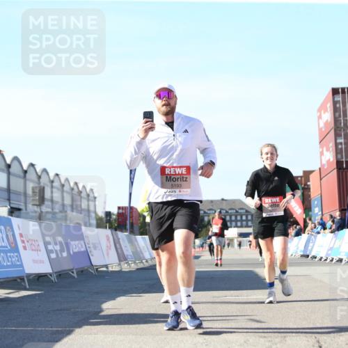03.10.2025 - Köhlbrandbrückenlauf Jannik Wohlers http://msf.ph/oto/9128980 03.10.2025 13:41:47 Ziel 4894, 5193, 5228, 5230, 5232, 5257 meine-sportfotos.de