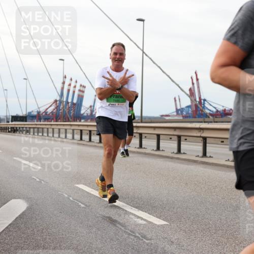 03.10.2025 - Köhlbrandbrückenlauf Lena Gebhardt http://msf.ph/oto/9128982 03.10.2025 16:03:01 Position 2 7486, 9682 meine-sportfotos.de