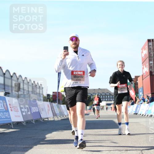 03.10.2025 - Köhlbrandbrückenlauf Jannik Wohlers http://msf.ph/oto/9128984 03.10.2025 13:41:47 Ziel 4894, 5193, 5228, 5230, 5232, 5257 meine-sportfotos.de
